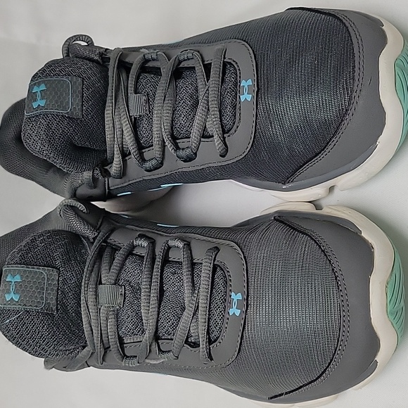 Under Armour Women's Micro G Assert Size 9. Lose material inside left shoe heel - Picture 12 of 13